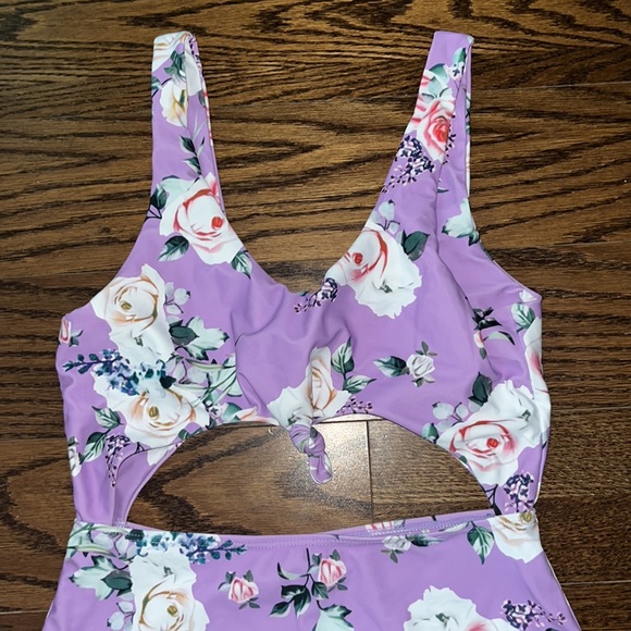 Shein 1 Piece Swimsuit - Picture 2 of 6